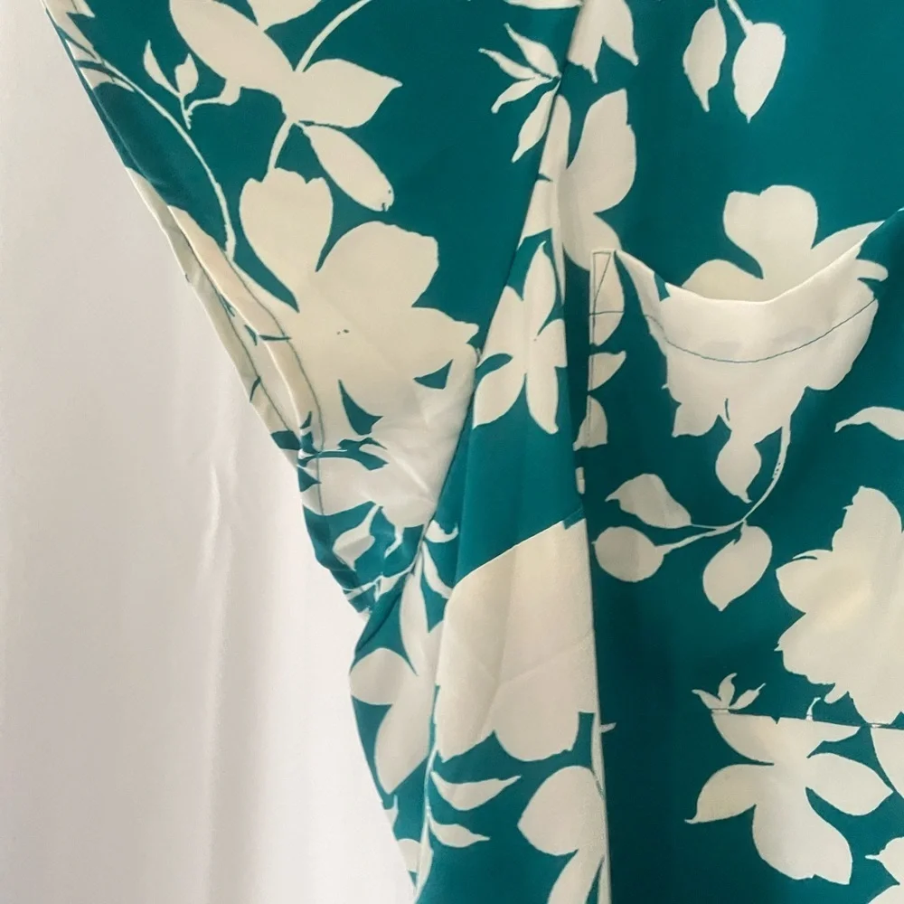 Torrid plus size Floral Teal and White/off white Women's Top Torrid size 6(6x) - Picture 4 of 8